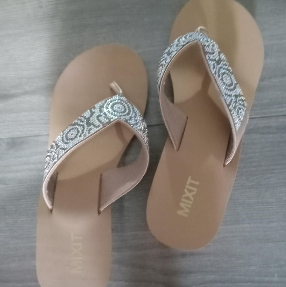 MIXIT size 8 beige sparkle flip flops
